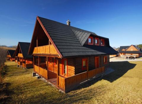 Zabavte sa v kruhu najbližších v nádhernom prostredí na Liptove s ubytovaním v moderných chatkách Magura Village až pre 6 osôb.