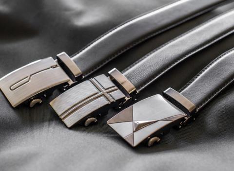 Poistite si svoje nohavice elegantným opaskom. Pánsky opasok zo syntetickej kože s oceľovou prackou a automatickým patentom.  