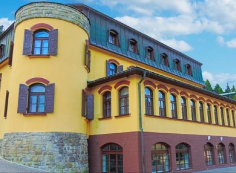 Zažite romantiku ako vo filme a ubytujte sa na Zámočku Dinotice uprostred nádhernej prírody Beskyd. Pobyt pre dvoch s polpenziou a wellness.
