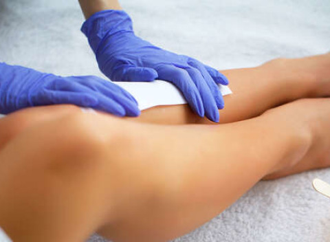 Epilácia teplým voskom. Nepríjemné chĺpky neuvidíte pekných pár týždňov.