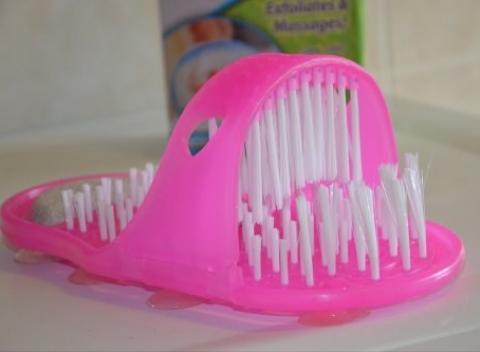 Doprajte si každodenné pohodlné ošetrenie nôh. Fantastická umývacia a masážna papuča s viac ako 1000 štetinami. 