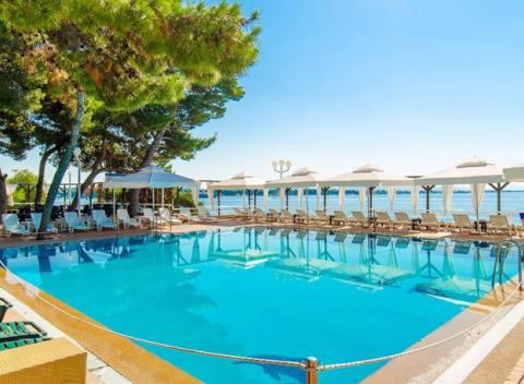 Strávte aktívnu dovolenku pri mori. Pobyt v komfortnom Hoteli Punta v meste Vodice na skok od národných parkov Kornati a Krka.