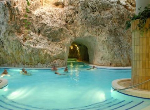 Víkend v hoteli hneď vedľa jaskynných kúpeľov Miskolctapolca s raňajkami v cene.