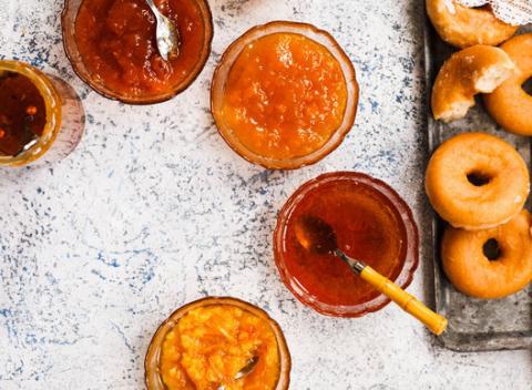 Balíčky výberových džemov Ježkův statek, plné lahodných chutí, ktoré hravo natriete na vianočku, chlieb či dochutíte akúkoľvek paštétu. 