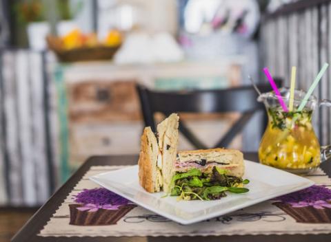 Zapekaná foccacia a domáca limonáda v BRUNCH BREAK. Ochutnajte toto tradičné talianske jedlo, ktoré pochádza zo Sicílie 