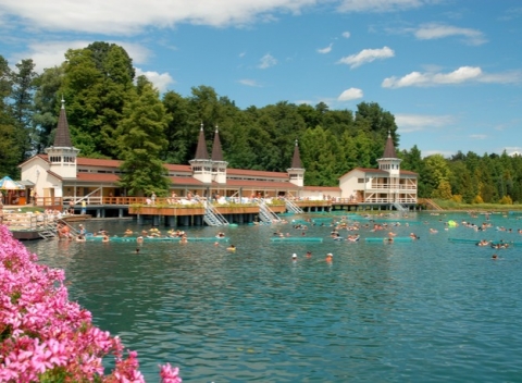 Wellness penzión Tokajer v Keszthely neďaleko brehov Balatónu a termálneho jazera v Hevíze. Užite si malebné okolie a prechádzky po brehu.