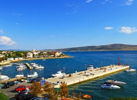 Pohodová dovolenka v malebnom chorvátskom mestečku Starigrad-Paklenica s ubytovaním v súkromných apartmánoch Tota.