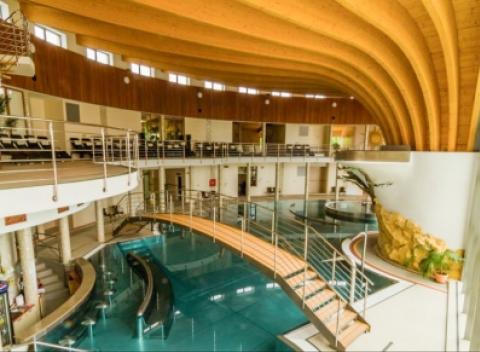 Podhájska, to je liečivá termálna voda, príjemné prostredie a relax. Penzión U Vodníka ponúka ubytovanie priamo na kúpalisku s polpenziou.