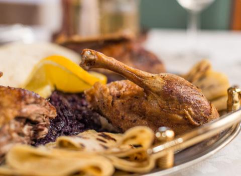 Úžasná pečená kačica a kačacie hody s mastenými lokšami a s dusenou kapustou v jednej z najznámejších bratislavských reštaurácii. 