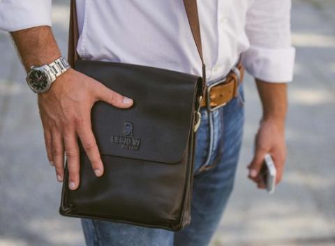 Staňte sa pravým džentlmenom s pánskymi taškami Legio VI a Polo. Zabodujete vďaka modernému dizajnu i praktickému využitiu. 