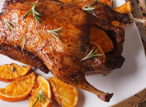 Domáce kačacie hody pre 4 osoby. Pamätáte na tie časy, keď sa už od rána pripravovala v pekáči? Chrumkavá na povrchu, lahodná vo vnútri. 