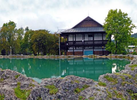 Dovolenka pre dvoch v Penzióne Kamenný Dvor v malebnom kúpeľnom mestečku Vyšné Ružbachy s polpenziou a kúpaním v termálnom jazierku Kráter.