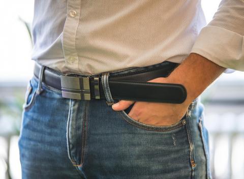 Poistite si svoje nohavice elegantným opaskom. Pánsky opasok zo syntetickej kože s oceľovou prackou a automatickým patentom.