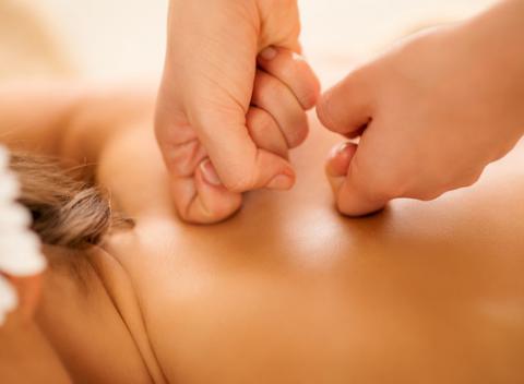 Klasická masáž, reflexná masáž alebo bankovanie. Masáž vás nabudí novou energiu, vy si príjemne oddýchnete a váš chrbát vám len poďakuje.