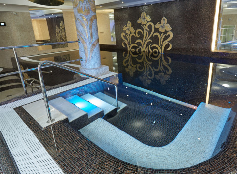 Spa Hotel IRIS **** priamo v centre s neobmedzeným wellness, bazénom, procedúrami a polpenziou.