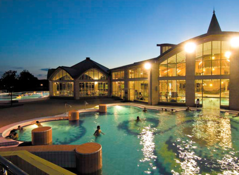 Útulný Éva Panzió Sárvár len 50 m od preslávených termálov so vstupenkou do kúpeľov a raňajkami.