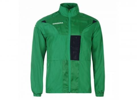 Radi športujete a beháte aj počas chladných jesenných dní? Je tu pre vás pohodlná a ľahká pánska športová bunda Diadora. 