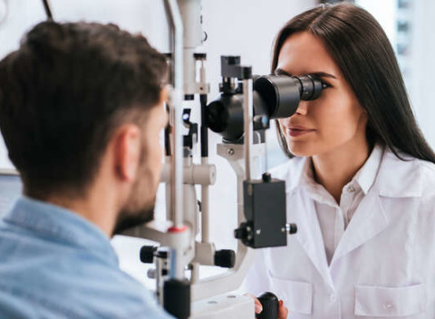 Kompletné vyšetrenie zraku v luxusnej očnej optike DUOS so zľavou na okuliare.