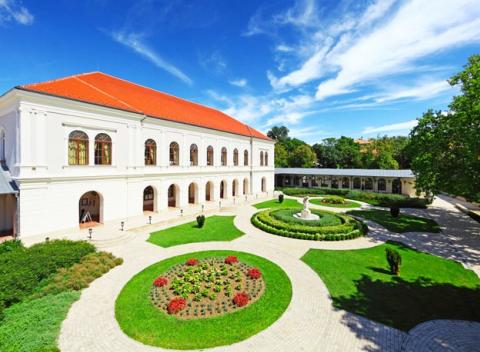 Relax v obľúbenom rekreačnom stredisku na brehu maďarského jazera Balaton v elegantnom 4* Anna Grand Hoteli s polpenziou a wellness.