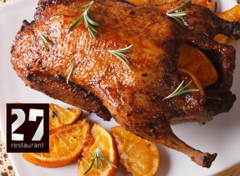 Obdobie domácich hodov je konečne tu! Pochutnajte si aj vy na chrumkavej kačke s lokšami a kapustou pre 4 osoby v Restaurant 27.
