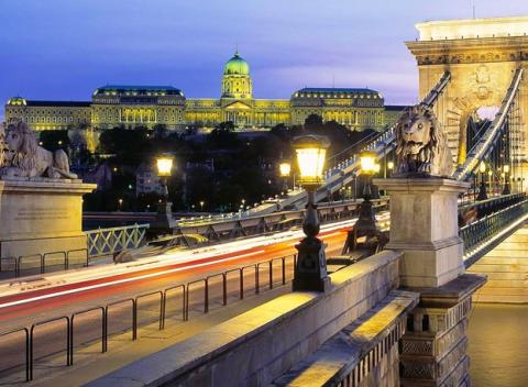 Romantika a relax v hlavnom meste Maďarska. Moderné ubytovanie s raňajkami v štýlovom 4* Hoteli Belvedere Budapest v centre mesta. 