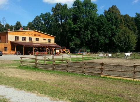 Vyskúšajte si aj vy pobyt priamo na ranči Bučiska v Rožnove pod Radhoštěm. Ubytovanie v chatke či apartmáne, polpenzia a jazda na koni.