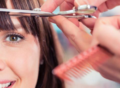 Skroťte vaše štrajkujúce vlasy novým strihom alebo farbou a doprajte im výživu aplikáciou argánového oleja pre krásny lesk a hebkosť. 