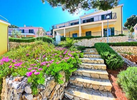 Ak ste zatúžili po stredomorskom ovzduší a relaxe pri mori, neváhajte a vydajte sa spoznávať krásy Chorvátska. Pobyt v apartmánoch Ruzmarín.