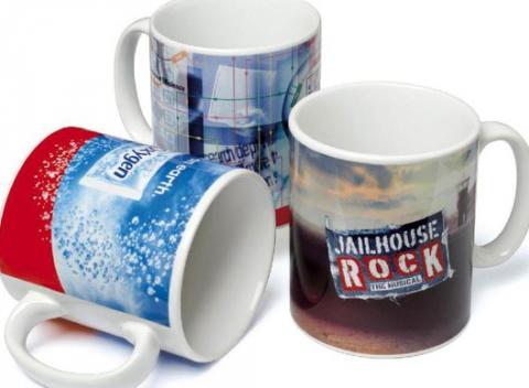 Nepotláčajte v sebe radosť a lásku. Dajte ich najavo potlačou na hrnčeku, vankúši alebo magnetkách. Originálne fotodarčeky pod stromček.