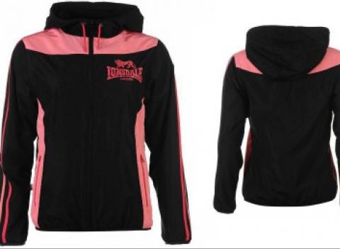 Pri športe je najdôležitejšie vaše pohodlie. Dámska outdoorová bunda Lonsdale ho poskytuje dostatok a je skvelá na chladnejšie dni.