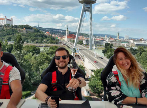 Brunch alebo pohárik v oblakoch – lietajúca reštaurácia, ktorá sa postará o nezabudnuteľný zážitok.