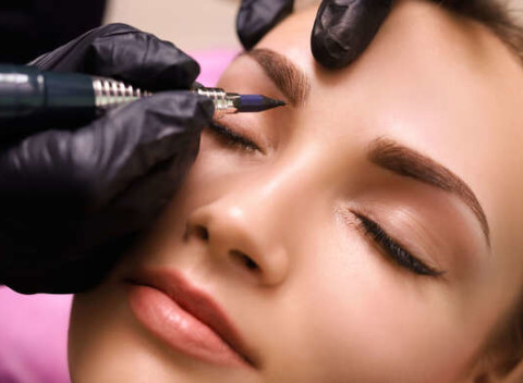 Permanentný makeup - tieňované obočie alebo krásne pery. Objavte tajomstvo trvalej vizáže.