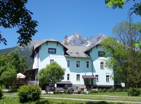 Vykročte v ústrety oddychovej dovolenke a ubytujte sa v Hoteli Tatry*** v Tatranskej Lomnici.