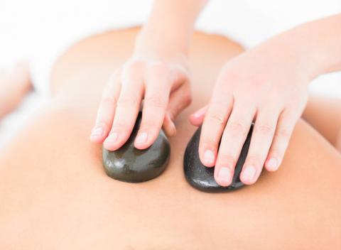 Doprajte si príjemný pocit úľavy z dobrej masáže. Klasická, lymfodrenážna alebo masáž lávovými kameňmi v Medicentre.