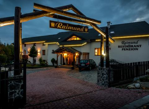 Nezabudnuteľná dovolenka s výhľadom na panorámu Tatier z rodinného penziónu Raimund. Ponúka vám komfort, veľkú záhradu a domácu kuchyňu.