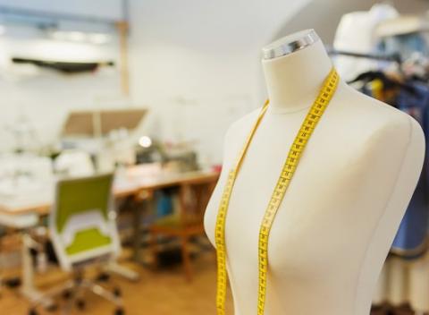 Zbohom rovnošaty z obchodov, v ktorých všetky vyzeráme ako jedna! Navrhnite a ušite si sukňu či originálny top na skvelom kurze šitia.