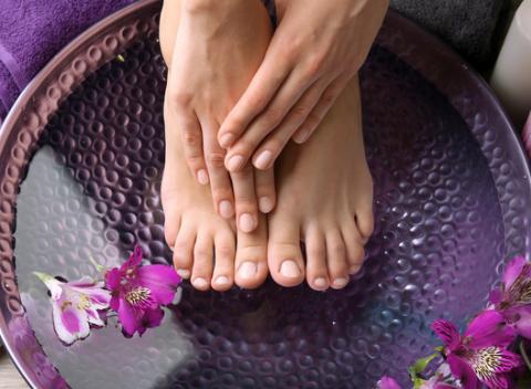 Prenechajte starostlivosť o vaše ruky a nohy profesionálom. Wellness manikúra pre hebké ruky, medicinálna pedikúra pre krásne chodidlá.
