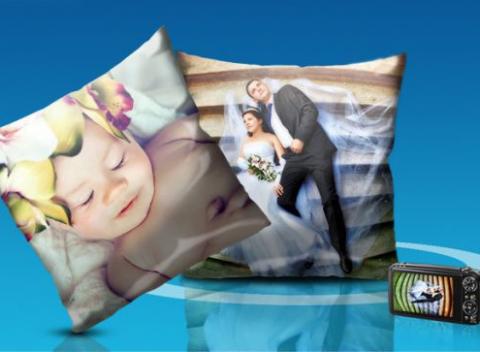 Vankúš s potlačou vlastných fotografií z oboch strán je originálny darček pre vašich blízkych. Majte svojich blízkych stále pri sebe.