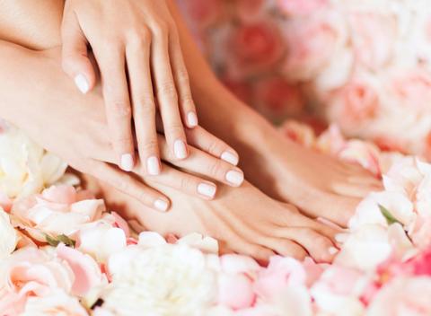 Doprajte si oddych v príjemnom prostredí pri manikúre či pedikúre s prelomovým lakovaním Vinylux alebo gél lakom v Beauty Bare.