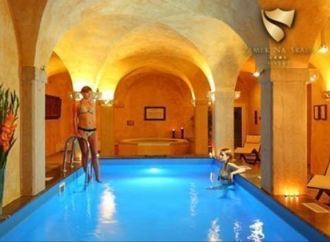 Cez deň sa oddávajte poznávaniu prírody, večer si oddýchnite v kúpeľoch či v neobmedzenom wellness v luxusnom 4* zámku Skále v Poľsku. 