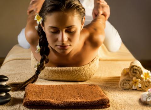 Nechajte prúdiť energiu vašim telom počas pravej thajskej masáže, ktorá príjemne uvoľňuje a pôsobí aj ako balzam na dušu. 