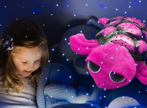 Svietiaca korytnačka Rozsvieti izbu a upokojuje deti pri zaspávaní