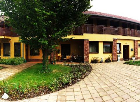 Ak vám vyhovuje tiché prostredie a kvalitné ubytovanie - tak vás pozývame do domu Villa LUX vo Veľkom Mederi na nezabudnuteľnú dovolenku.