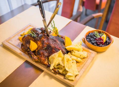 Gaštany na zemi, babie leto, padajúce listy, znamená len jediné, čas na poriadne hody. Gurmánske kačacie a husacie hody v hoteli Košice****.