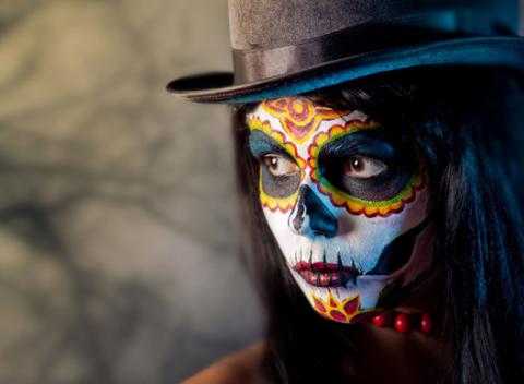 Maska je vec, ktorá pomáha dotvárať charakter postavy. Základy maskérstva – vdýchnite štetcom život filmovým postavám.