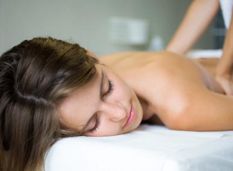 Zbavte sa všetkých bolestí a stresu. Doprajte si klasickú hodinovú masáž chrbta a šije alebo darčekovú poukážku na 5 masáží.