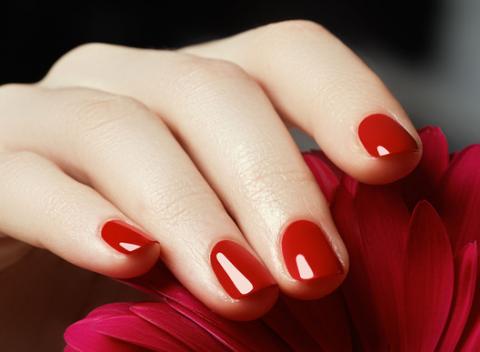 Ruky sú vizitkou každej ženy. Doprajte si manikúru s gél lakom, ktorá nechty nepoškodzuje, a lak vám vydrží omnoho dlhšie nepoškodený.