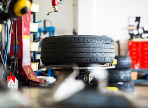 Nízke teploty a mráz dokážu cestu autom pekne skomplikovať. Výmena kolies alebo kompletne prezutie pneumatík v pneuservise na Kolibe.