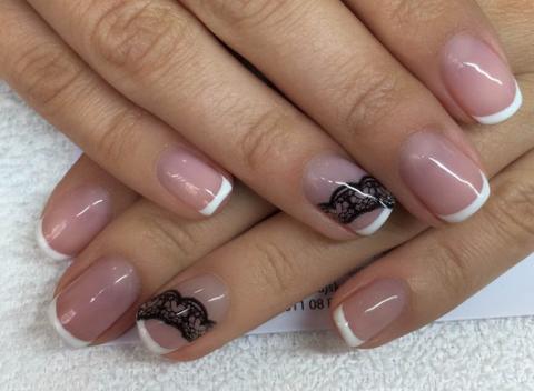 Manikúra alebo pedikúra s prelomovým lakovaním Vinylux alebo gél lakom. Doprajte si oddych v príjemnom prostredí Beauty Baru v centre mesta.