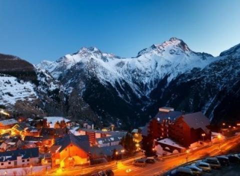 Vydajte sa do lyžiarskeho raja v rakúskych Alpách. V hoteli Zeferer*** na vás čaká nielen český personál ale aj bohaté raňajky a sauna.  